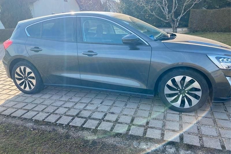 Gebraucht Ford Focus Trend 125 PS (91 kW) 2018 Grau Limousine