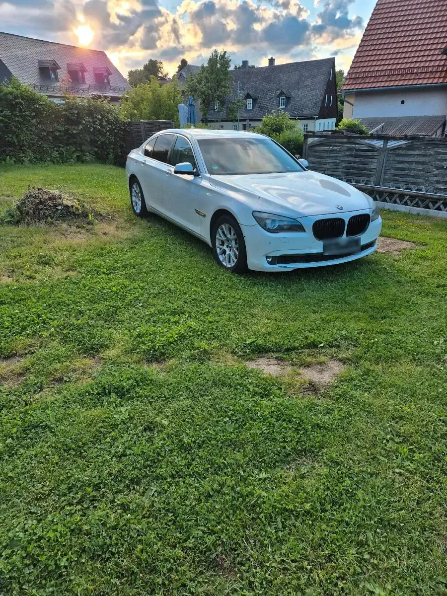 Gebraucht BMW 740 306 PS (225 kW) 2009 Weiß Limousine