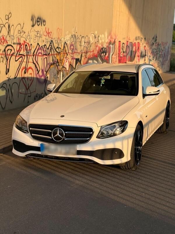 Weiß Gebraucht 2020 Mercedes E300 Kombi | 26.999 € - Bild 1/4