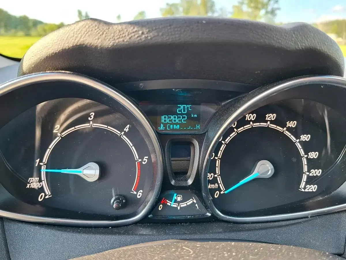 Gebraucht Ford Fiesta 75 PS (55 kW) 2015 Schwarz Kleinwagen