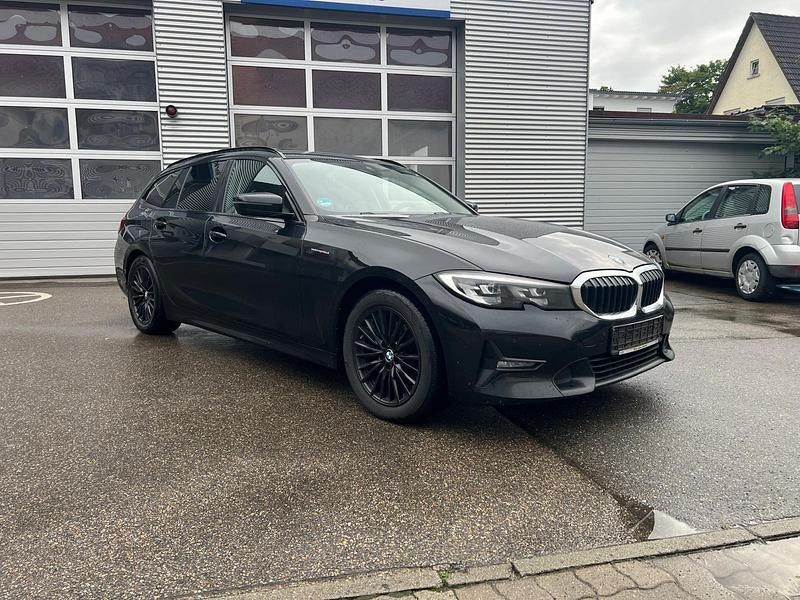 Schwarz Gebraucht 2020 BMW 320 Sport Line Kombi | 14.950 € (Teuer) - Bild 1/4