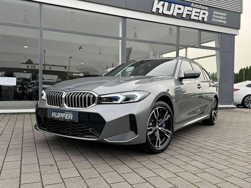 Skyscrapergrau Gebraucht 2024 BMW 330e M Sport Kombi | 51.700 € (Teuer) - Bild 1/4