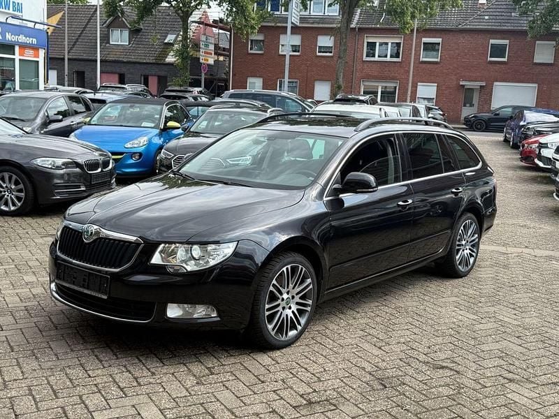 Schwarz Gebraucht 2013 Skoda Superb Family Kombi | 8.999 € (Guter Preis) - Bild 1/4