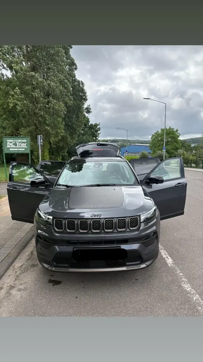 Gebraucht Jeep Compass 131 PS (96 kW) 2022 Grau SUV