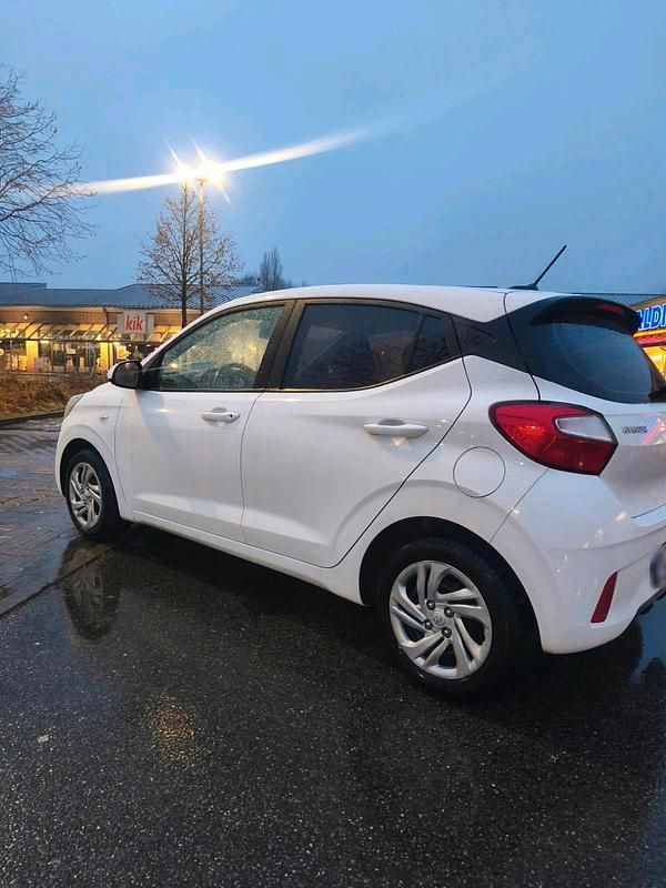 Gebraucht Hyundai i10 Trend 67 PS (49 kW) 2021 Weiß Kleinwagen