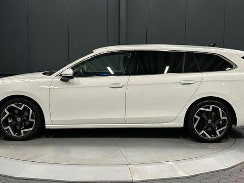 Gebraucht VW Passat Elegance 150 PS (110 kW) 2025 Pure white Kombi
