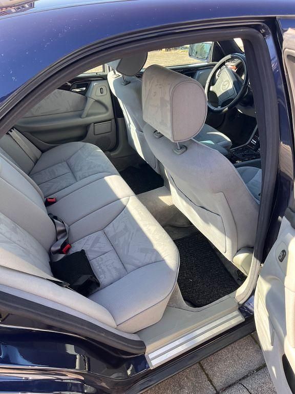 Gebraucht Mercedes E240 Elegance 170 PS (125 kW) 1997 Blau Limousine