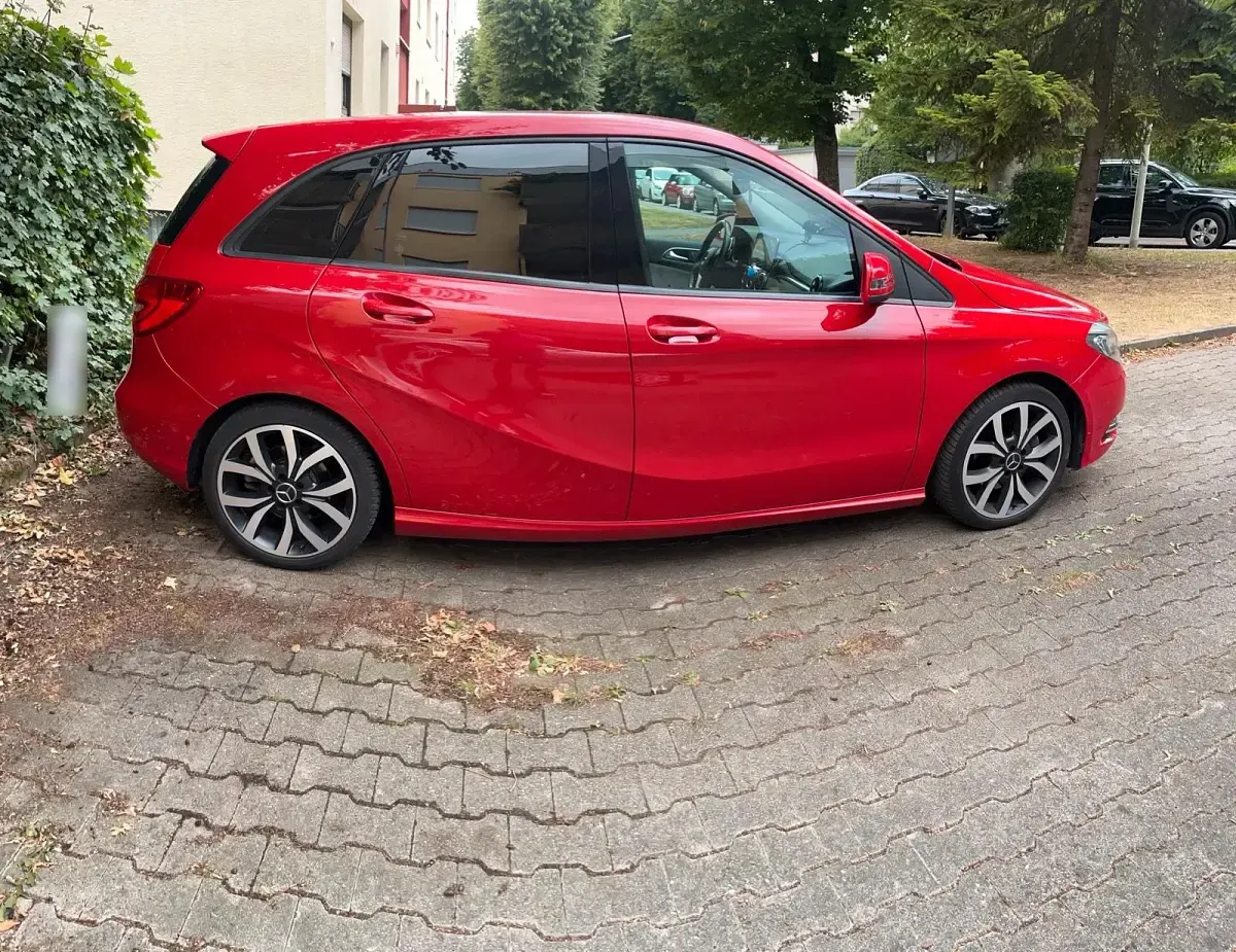 Gebraucht Mercedes B220 170 PS (125 kW) 2014 Rot Kleinwagen