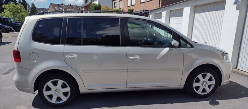 Silber Gebraucht 2010 VW Touran Comfortline Van / Kleinbus | 5.950 € (Guter Preis) - Bild 1/4