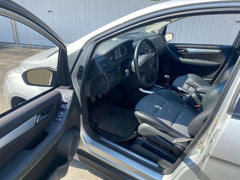 Gebraucht Mercedes B150 95 PS (69 kW) 2005 Silber Van / Kleinbus