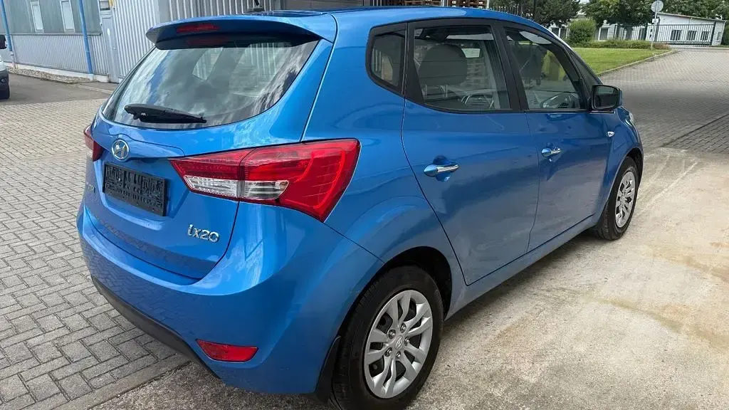 Gebraucht Hyundai ix20 90 PS (66 kW) 2017 Blau Kleinwagen