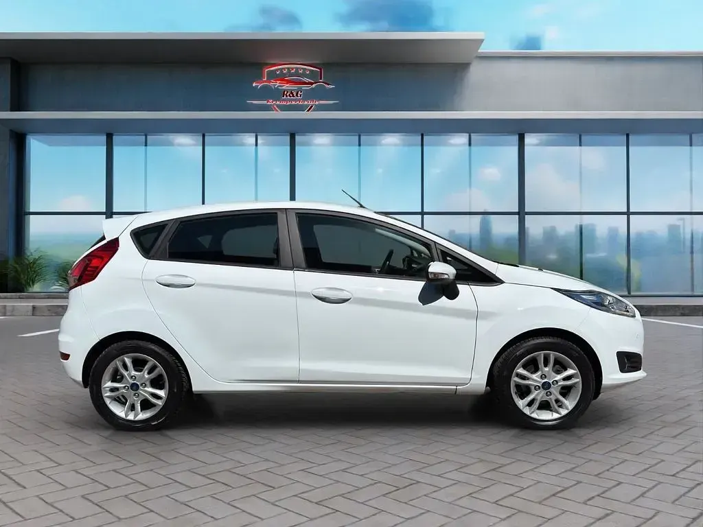 Gebraucht Ford Fiesta Trend 101 PS (74 kW) 2015 Weiß Kleinwagen