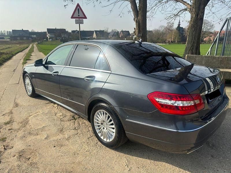 Gebraucht Mercedes E300 Avantgarde 231 PS (169 kW) 2011 Grau Limousine