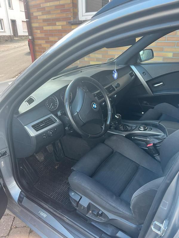 Gebraucht BMW 525 163 PS (119 kW) 2006 Grau Kombi