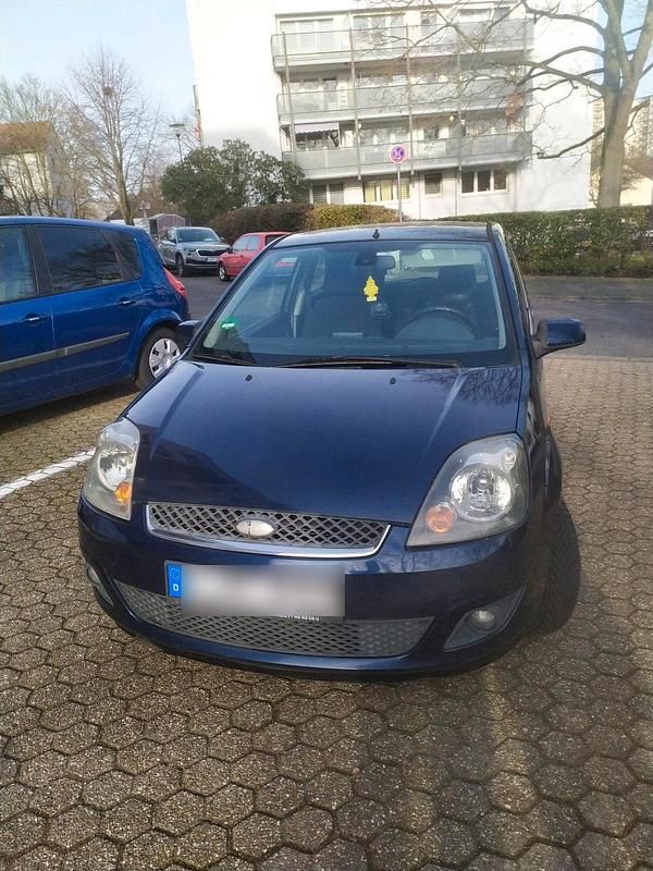 Blau Gebraucht 2004 Ford Fiesta Ghia Kleinwagen | 650 € (Fairer Preis) - Bild 1/4