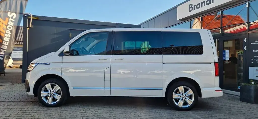 Gebraucht VW Multivan 204 PS (150 kW) 2023 Weiß Van / Kleinbus