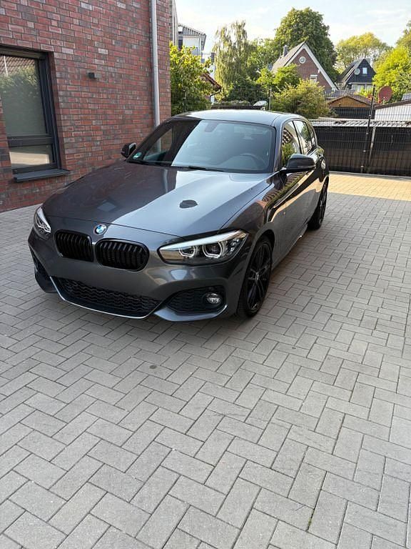 Grau Gebraucht 2017 BMW 118 M Sport Kleinwagen | 16.700 € (Superpreis) - Bild 1/4