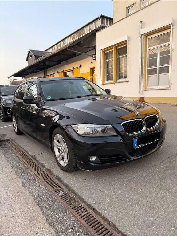 Gebraucht BMW 318 143 PS (105 kW) 2010 Schwarz Kombi