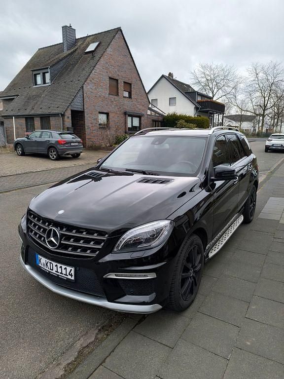 Schwarz Gebraucht 2012 Mercedes ML250 SUV | 17.900 € (Fairer Preis) - Bild 1/4
