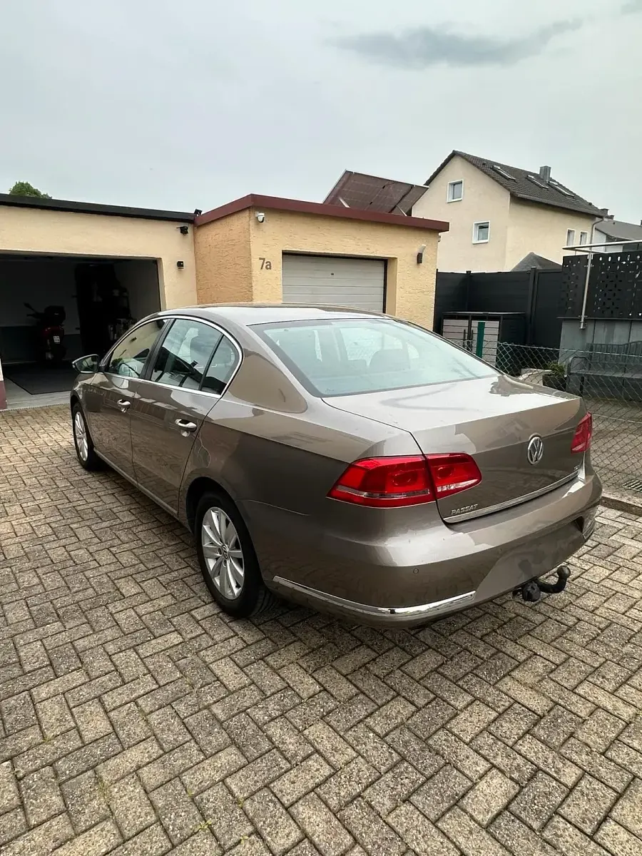 Gebraucht VW Passat 105 PS (77 kW) 2011 Grau Limousine