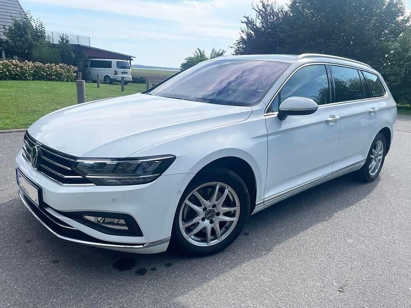 Weiß Gebraucht 2021 VW Passat Elegance Kombi | 27.300 € (Fairer Preis) - Bild 1/4