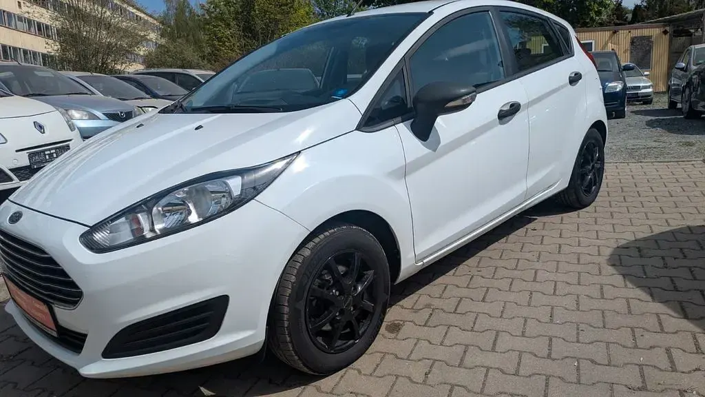Gebraucht Ford Fiesta Ambiente 60 PS (44 kW) 2015 Weiß Kleinwagen