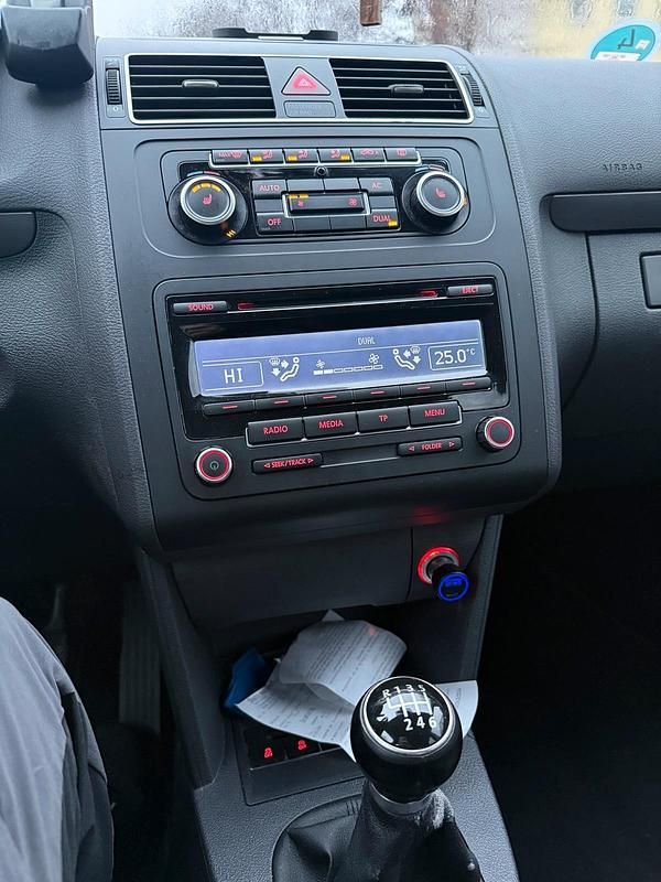 Gebraucht VW Touran 103 PS (75 kW) 2011 Schwarz Van / Kleinbus