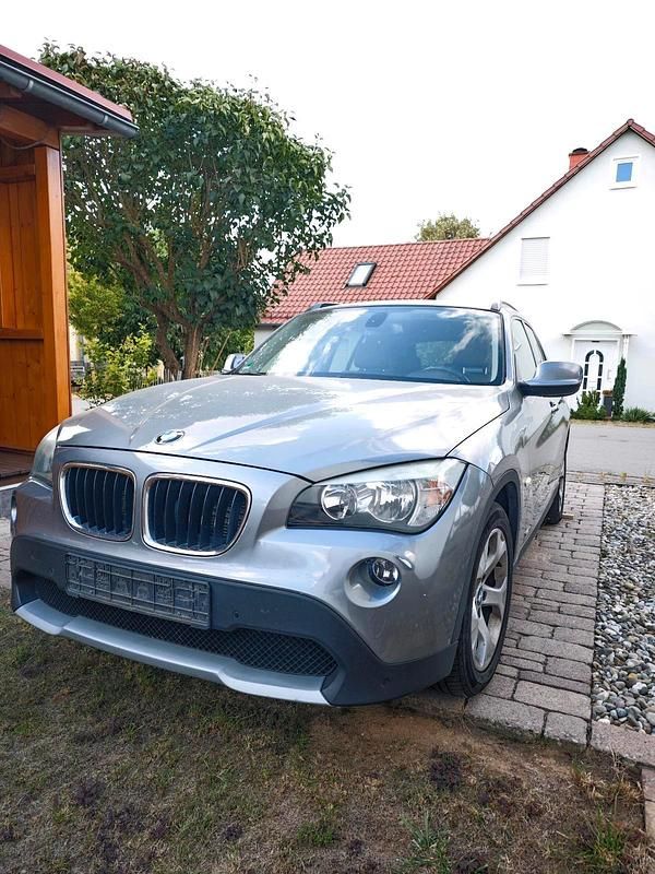 Grau Gebraucht 2010 BMW X1 SUV | 5.600 € (Fairer Preis) - Bild 1/4