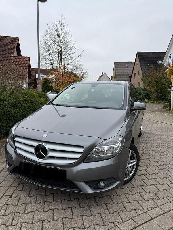 Grau Gebraucht 2013 Mercedes B220 Van / Kleinbus | 9.150 € (Fairer Preis) - Bild 1/4
