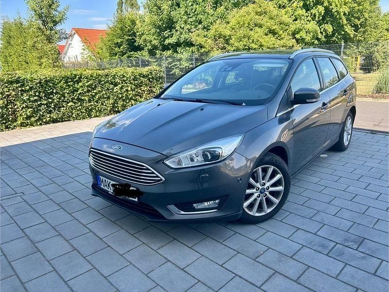 Grau Gebraucht 2015 Ford Focus Titanium Limousine | 5.500 € (Superpreis) - Bild 1/4