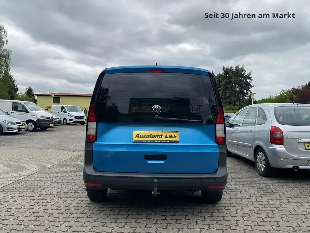 Second-hand VW Caddy 102 CP (75 kW) 2023 Albastru Monovolum