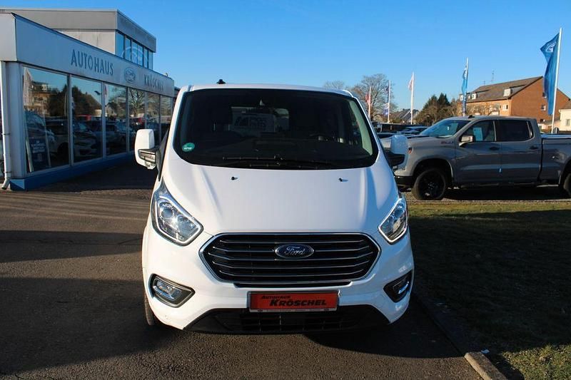 Gebraucht Ford Tourneo 170 PS (125 kW) 2023 Weiß Van / Kleinbus