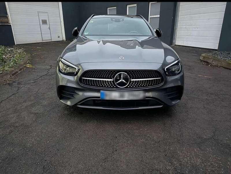 Grau Gebraucht 2021 Mercedes E300 Avantgarde Kombi | 31.800 € (Fairer Preis) - Bild 1/4
