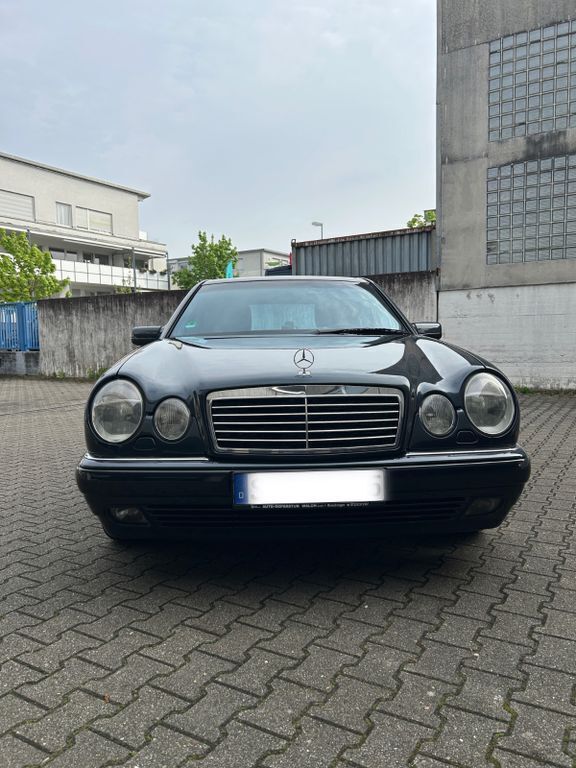 Schwarz Gebraucht 1997 Mercedes E230 Avantgarde Limousine | 7.350 € - Bild 1/4