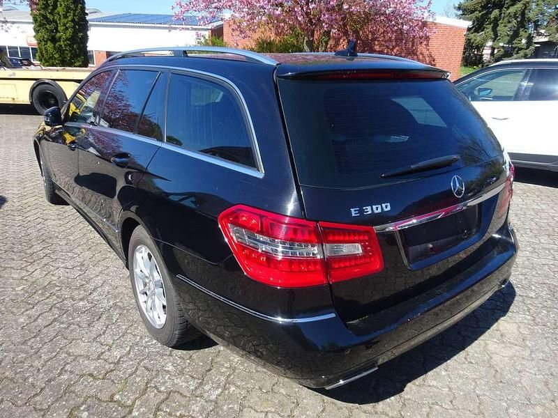 Gebraucht Mercedes E300 231 PS (169 kW) 2012 Obsidianschwarz  metalliclack Kombi