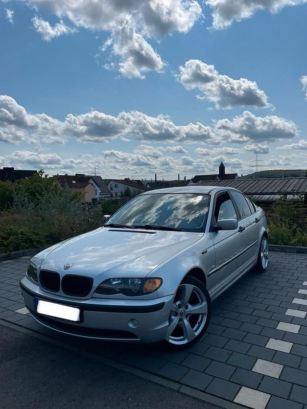 Silber Gebraucht 2003 BMW 318 Limousine | 1.000 € (Guter Preis) - Bild 1/4