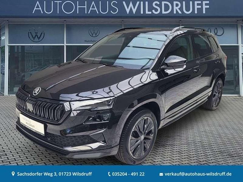 Schwarz Neu 2025 Skoda Karoq SportLine SUV | 34.980 € (Fairer Preis) - Bild 1/4