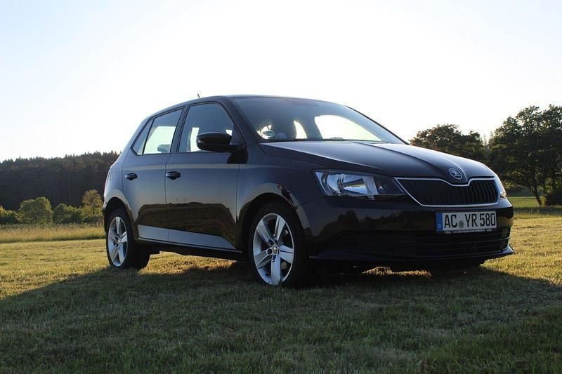 Schwarz Gebraucht 2016 Skoda Fabia Cool Edition Kleinwagen | 6.400 € (Fairer Preis) - Bild 1/4