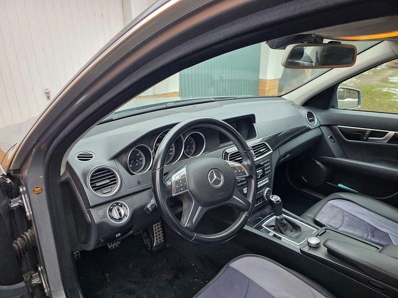 Gebraucht Mercedes C180 154 PS (113 kW) 2011 Grau Limousine
