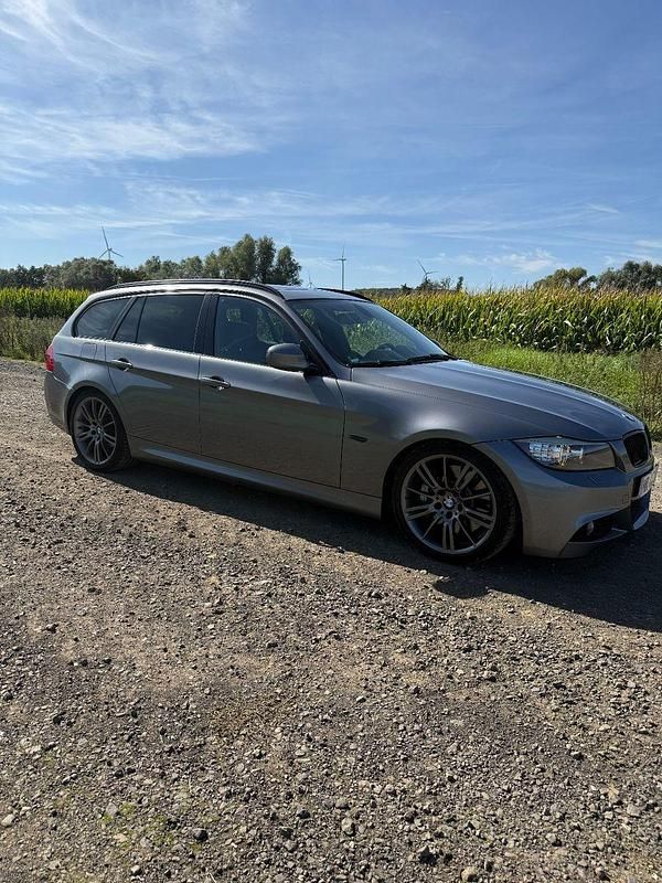 Grau Gebraucht 2012 BMW 330 Performance Kombi | 10.500 € (Fairer Preis) - Bild 1/4