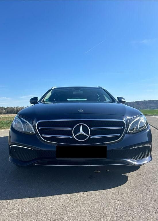 Second-hand Mercedes E220 194 CP (142 kW) 2019 Albastru Berlinǎ