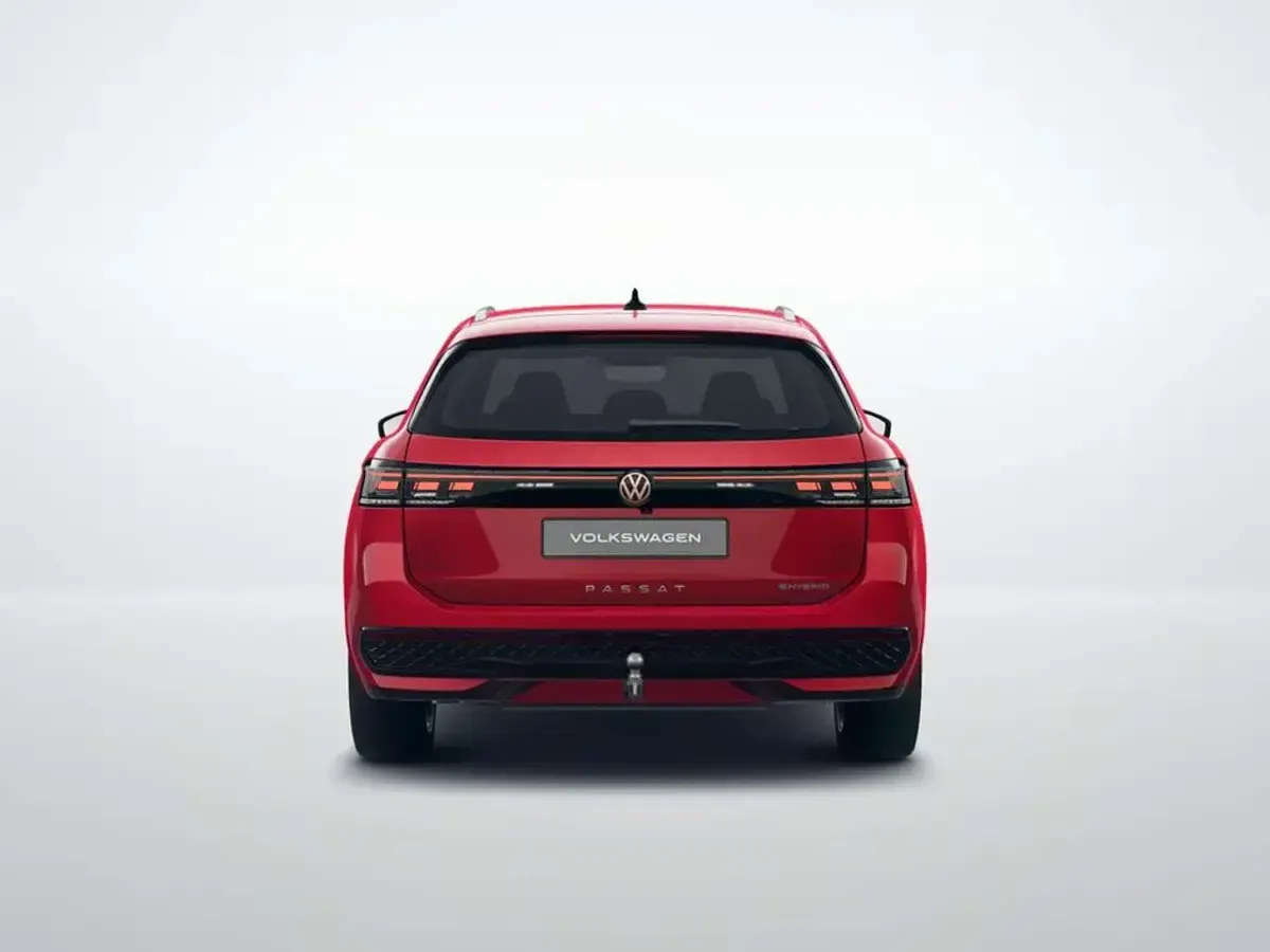 Gebraucht VW Passat R-line 272 PS (200 kW) 2025 Chilirot metallic Kombi