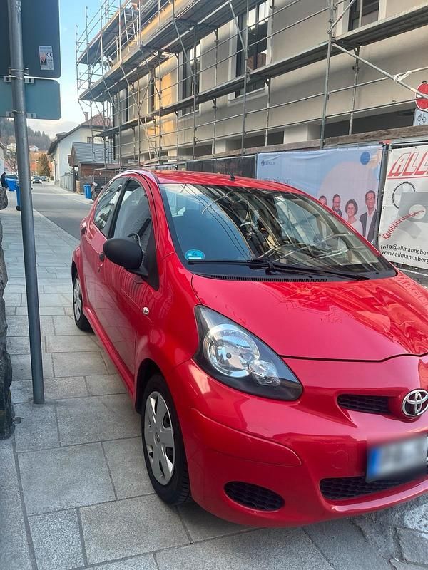 Gebraucht Toyota Aygo 68 PS (50 kW) 2013 Rot Kleinwagen