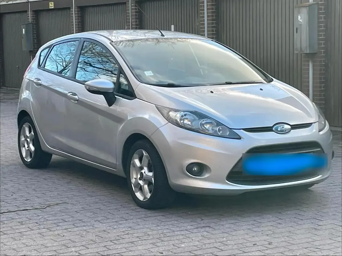 Gebraucht Ford Fiesta 82 PS (60 kW) 2009 Silber Kleinwagen