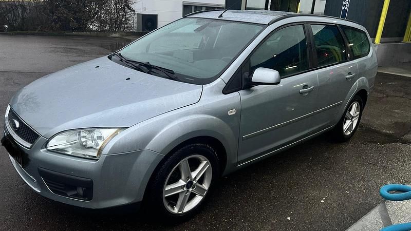 Gebraucht Ford Focus Ghia 116 PS (85 kW) 2005 Silber Kombi
