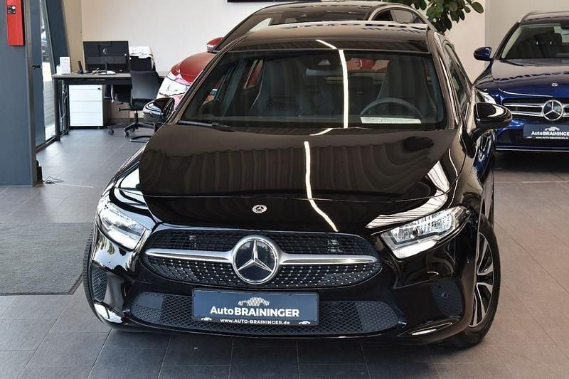 Kosmosschwarz Gebraucht 2021 Mercedes A200 Limousine | 24.750 € (Fairer Preis) - Bild 1/4