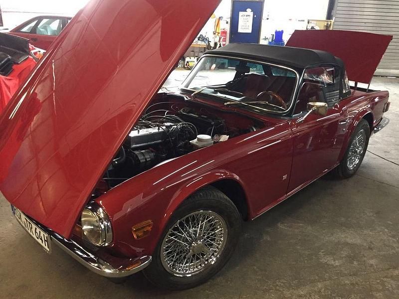 Rot Gebraucht 1971 Triumph TR6 Cabrio | 26.500 € - Bild 1/4