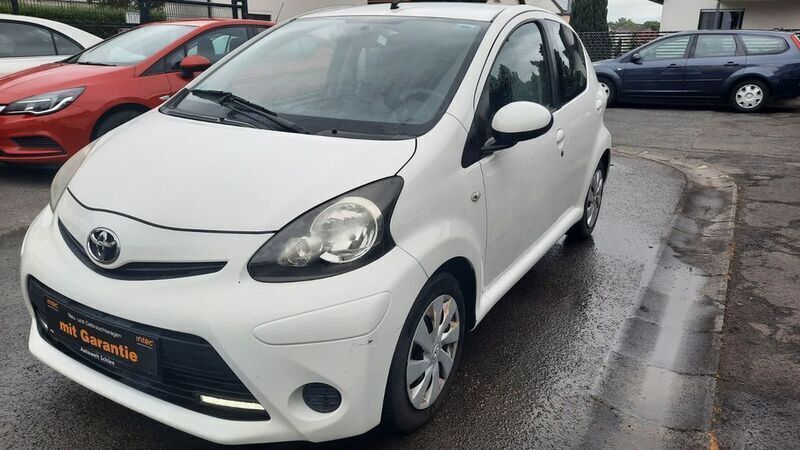 Weiß Gebraucht 2012 Toyota Aygo Cool Kleinwagen | 3.499 € (Fairer Preis) - Bild 1/4