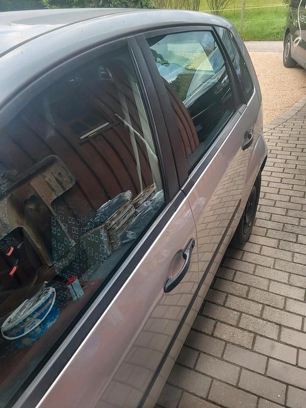 Gebraucht Ford Fiesta 68 PS (50 kW) 2004 Silber Kleinwagen