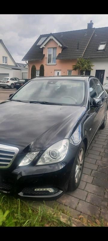 Gebraucht Mercedes E220 170 PS (125 kW) 2010 Schwarz Limousine